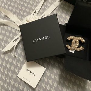 CHANEL “bijoux fantastie” brooch NEW WITH TAGS